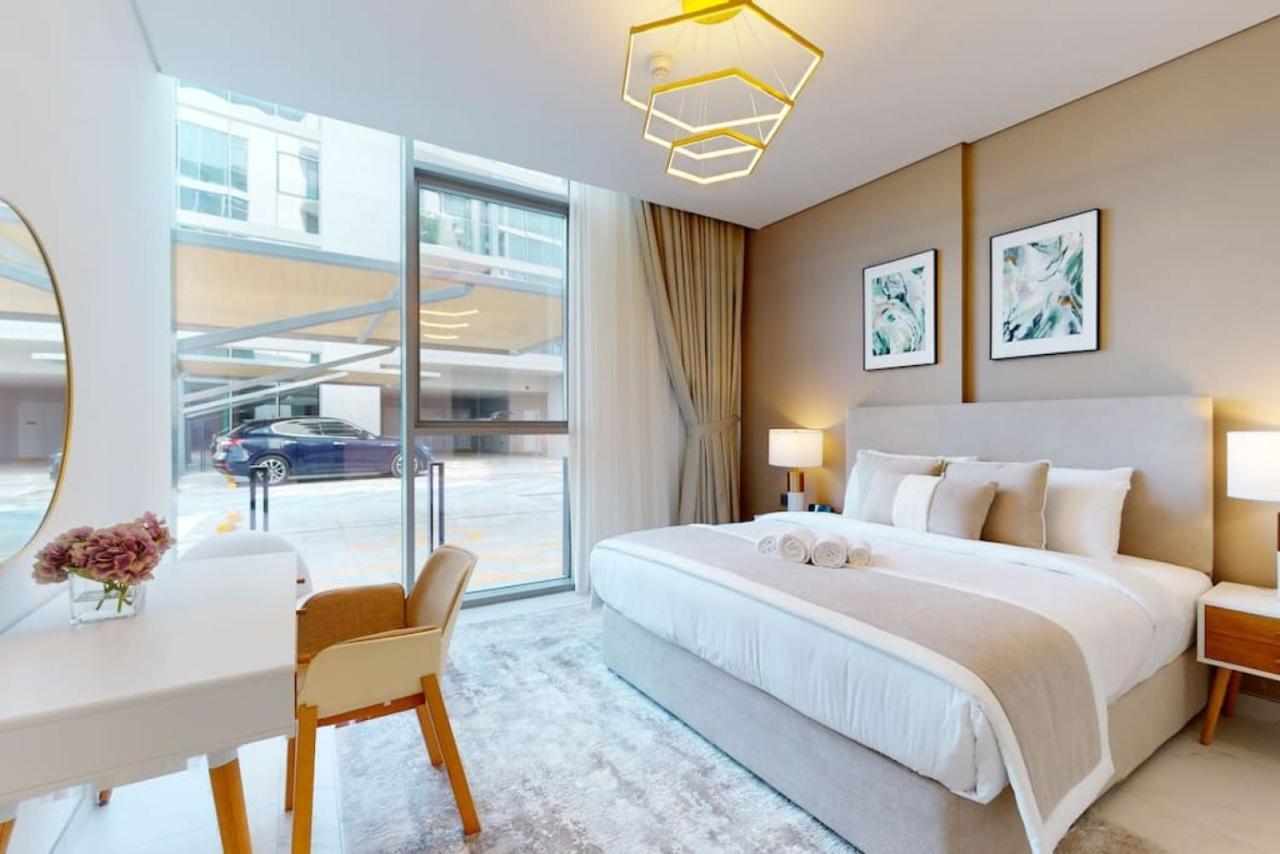Residences 21- Elegant One Bedroom Apartment *